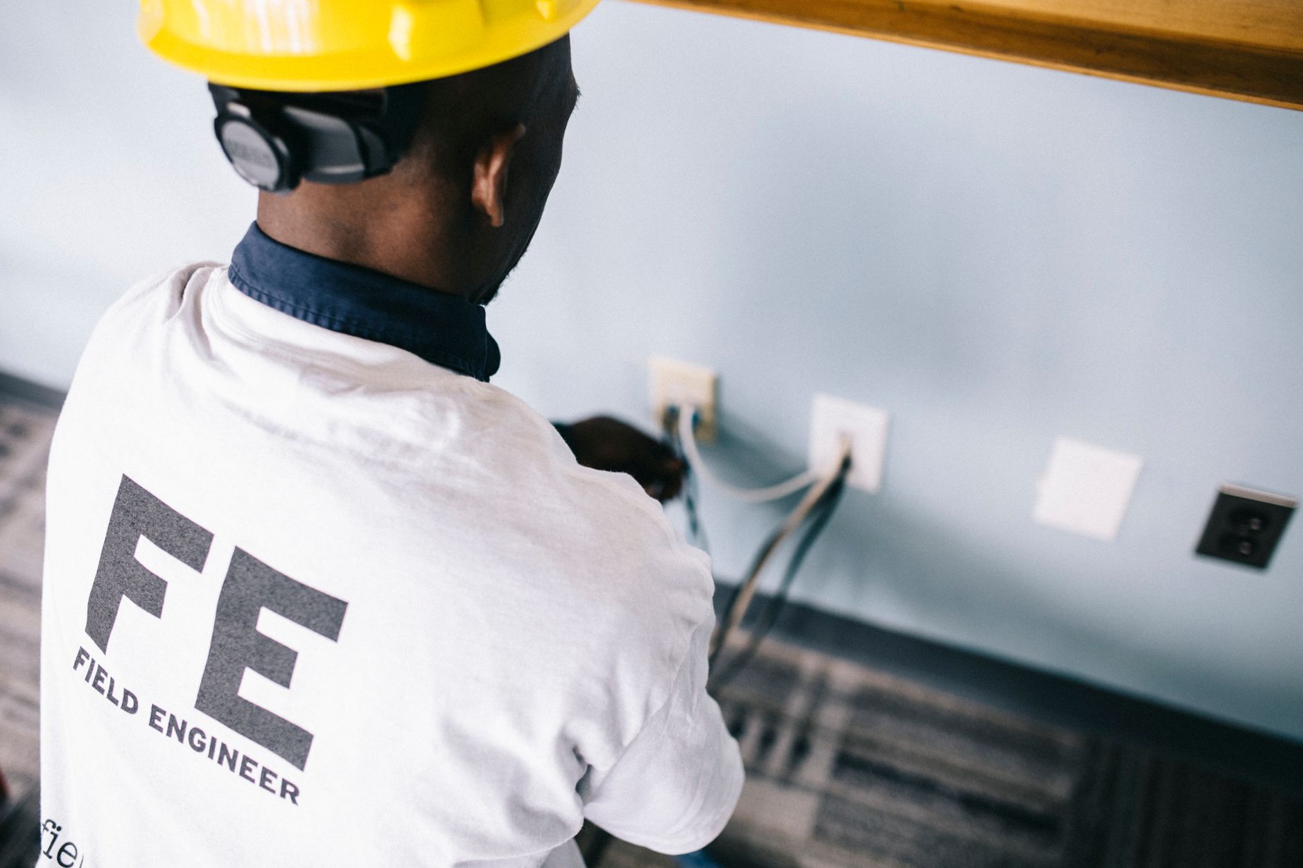 Elektriker bei der fachgerechten Prüfung einer Steckdose